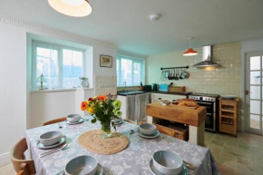 Min Yr Afon- Central cosy Cottage, walk to restaurants and Castle